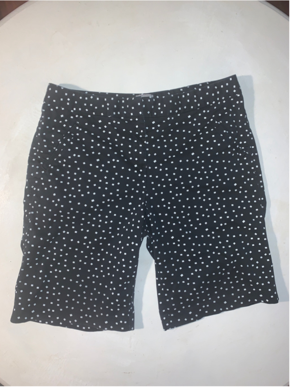 Women's IZOD Golf Shorts Size 8 Black White Geometric Print